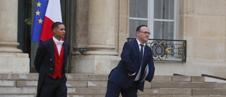 Macron petar sexbrottsanklagad minister