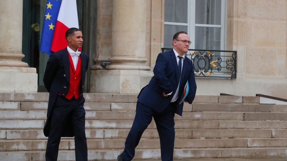 Frankrikes solidaritetsminister Damien Abad (höger) blir petad från sin post. När han tillträdde gick två kvinnor ut och anklagade honom för sexuella övergrepp. Arkivbild.