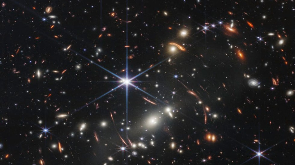 Den första offentliggjorda bilden från James Webb-teleskopet visar en grupp med galaxer som har fått namnet SMACS 0723. Ljuset från galaxerna har färdats runt 13 miljarder år, från universums barndom.