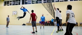 Bildextra: Asylsökande fick lira volleyboll