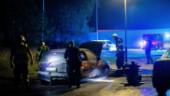 Stor blåljusinsats när bil brann i Brandkärr – polisen: "Antagligen anlagd"