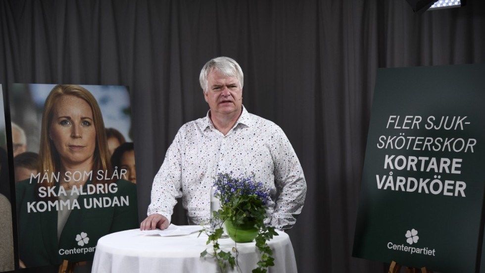 Centerpartiets partisekreterare Michael Arthursson presenterar årets valaffischer.