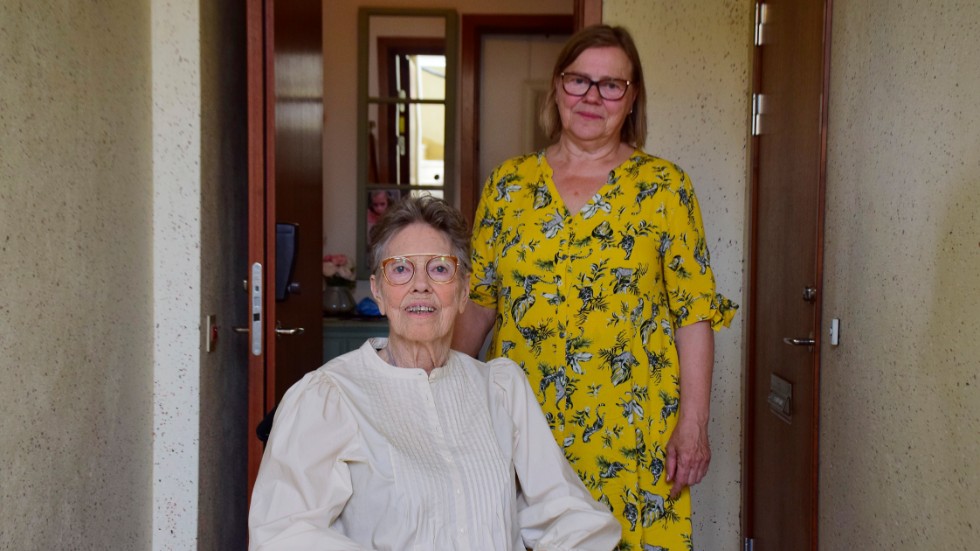 Yvonne Edberg vill ha möjlighet att själv kunna ta sig in och ut. Något som hon inte kunnat göra sedan september.  "Jag tycker det är dåligt att man inte på något sätt prioriterar de som har svårt att ta sig ut i bostadskön" säger dottern Birgitta Eriksson.
