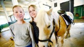 Ellen och Ebba i täten när ridklubb samlar till ny handikapphäst