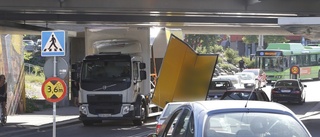 Lastbil skalade av taket under järnvägsbro – stoppade tågtrafiken