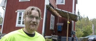 Åke Tholin blir vilde – lämnar V i protest