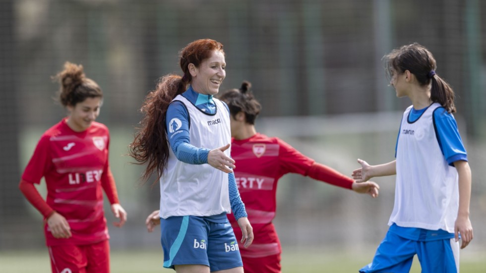 När Norges herrlandslag mötte Georgien på bortaplan i EM-kvalet spelade den tidigare landslagsspelaren Lise Klaveness fotboll med spelare från de georgiska klubbarna Lantjchuti och Batumi.