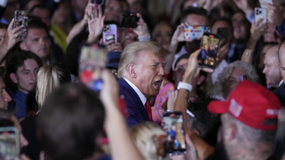 Tidigare president Donald Trump möter anhängare när han anländer till sin strandnära bostad i södra Florida.
