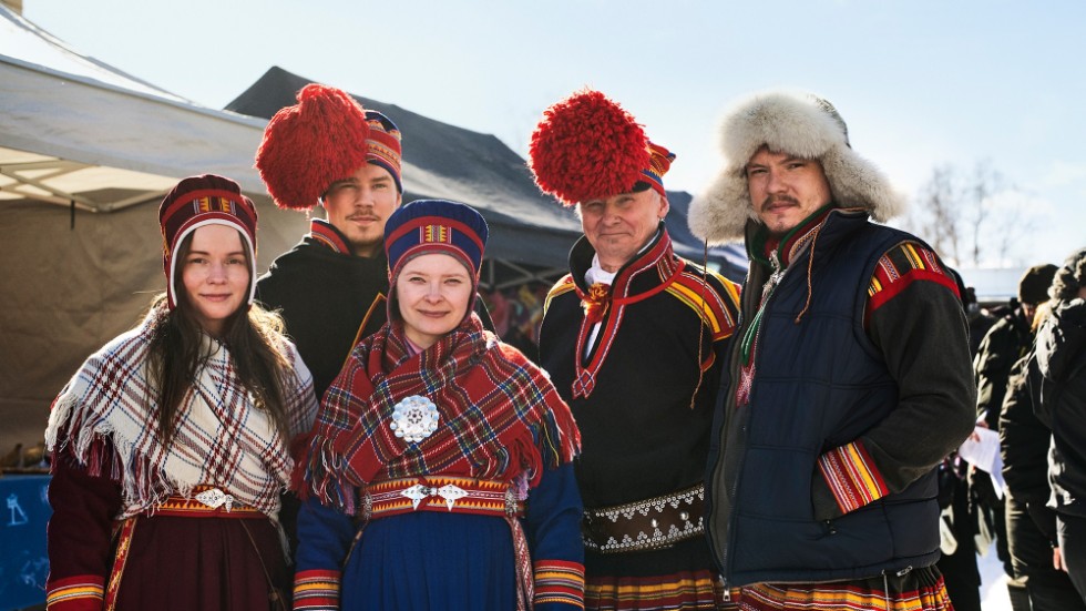The filming of "Stöld" has started and several northerners appear in the cast, such as Ida Persson Labba (at the front in the middle). The image is supposed to represent Jokkmokk's winter market.