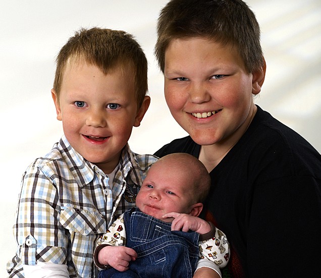 Jenny Nilsson och Antero Nybacka, Motala, fick 12/4 sonen Liam. Längd 51 cm, vikt 3 750 g. Syskonen heter Linus, 11 år, och Lucas, 4.