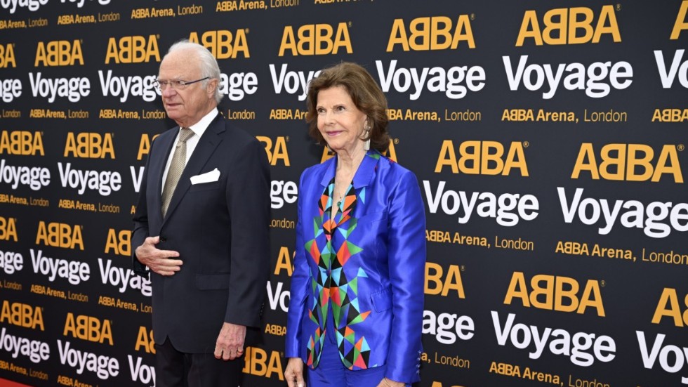 Kung Carl XVI Gustaf och drottning Silvia var gäster på galapremiären av "Abba Voyage" under besöket i Storbritannien.