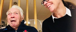 100-årige Einar överraskades med en klubbtröja