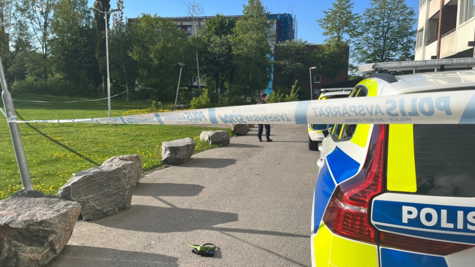 Nyköpingsbon som skrivit insändaren noterar att grov gängkriminalitet nu även finns i Sörmland. Bilden är från en skottlossning i Årby i Eskilstuna under maj månad.