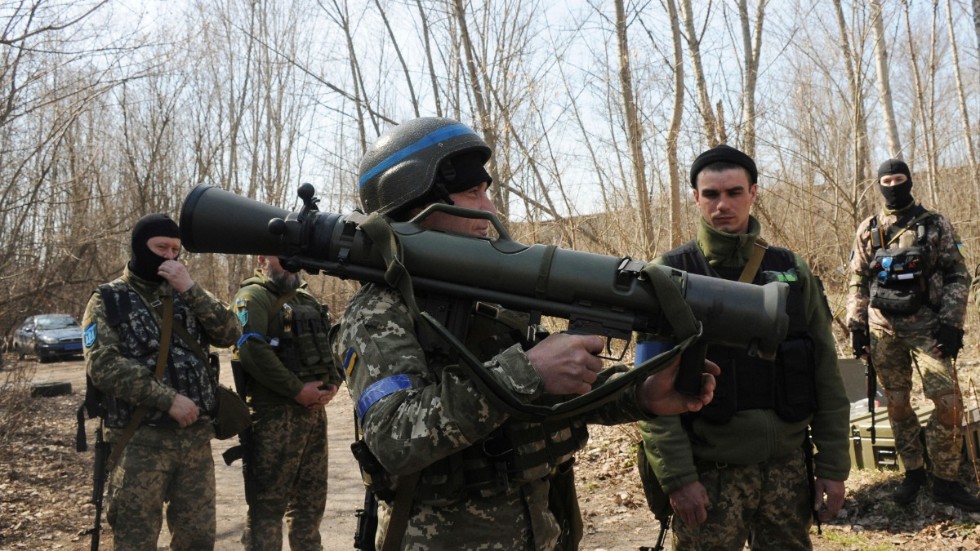 Ukrainska soldater övar med den svensktillverkat granatgevär av typen Carl Gustaf, i utkanten av Charkiv den 7 april.