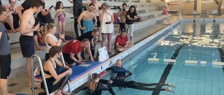 Se när Rami höll andan i över nio minuter och slog svenskt rekord i Linköpings simhall