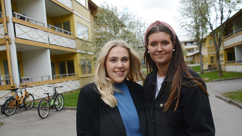 Elsa Karlsson och Esther Malmunger är två av eleverna från SBA 19 på gymnasiet som ansvarar för barnrättstorget på Bullerbydagen. "Det känns riktigt kul" säger de.