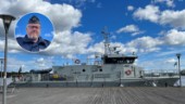 Oväntat besök i Strängnäs – Militärt fartyg intar ångbåtsbron