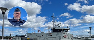 Oväntat besök i Strängnäs – Militärt fartyg intar ångbåtsbron