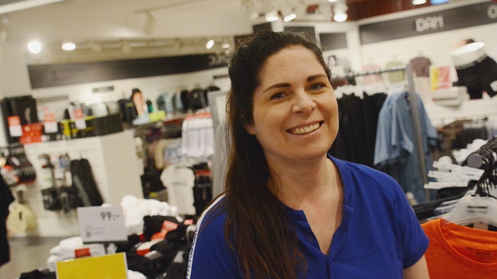 Sarah Lindström är butikssäljare på Intersport i Vimmerby, en butik som drabbas av uppemot var fjärde butiksstöld i kommunen. "Det är märkesvaror som går att sälja snabbt, och stölderna hänger många gånger ihop med att det finns mycket narkotika i samhället" säger hon. 