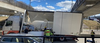 Lastbil i ny krasch vid tågbron på Vasavägen – från "fel" håll