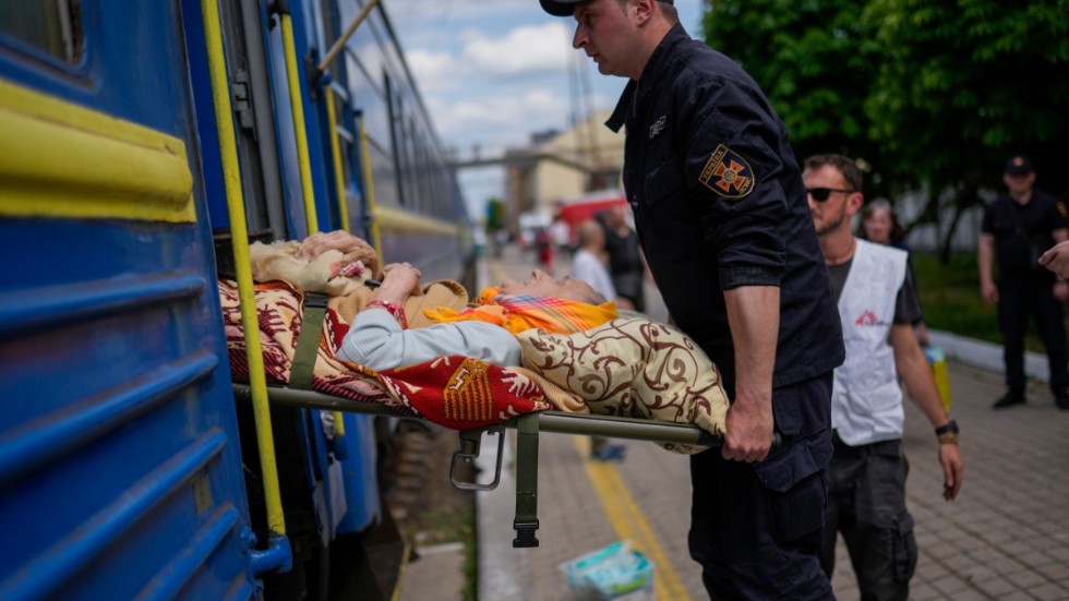 En äldre patient bärs ombord på Läkare utan gränsers evakueringståg i Pokrosvk, östra Ukraina, den 29 maj. Den lokala sjukvårdens kapacitet är tänjd till bristningsgränsen på grund av kriget.