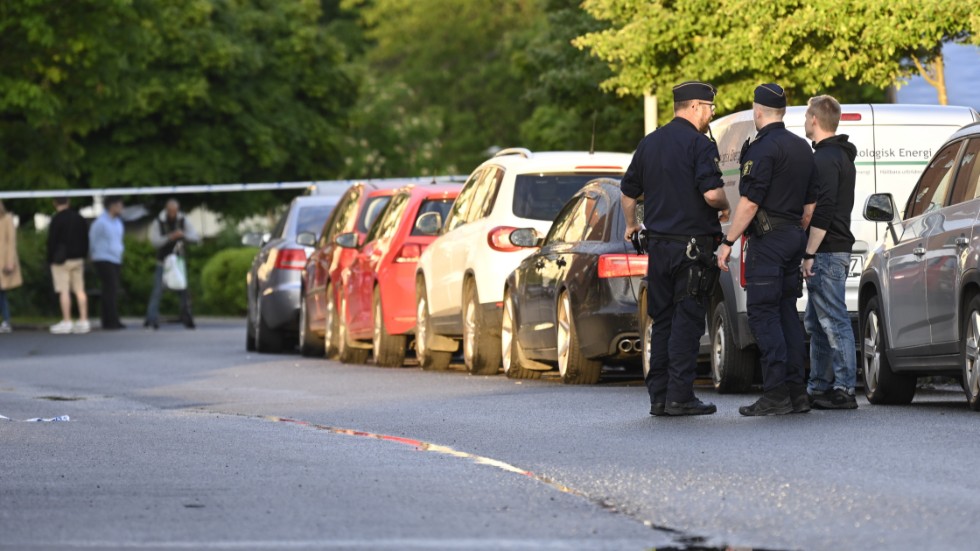 Polisen har gjort stora avspärrningar kring en parkeringsplats där mannen hittades.