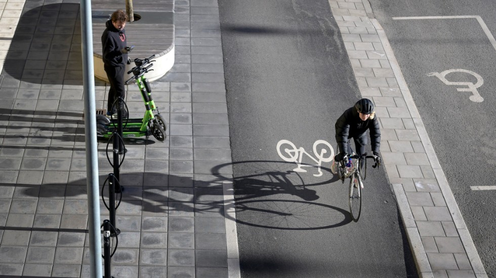 Skarpare fysiskt separering av gående från cyklister ger smidigare och tryggare trafik.