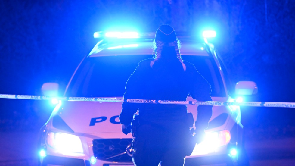 Polis, polisbil och polisavspärrningar efter en skjutning i Malmö i våras. Arkivbild.