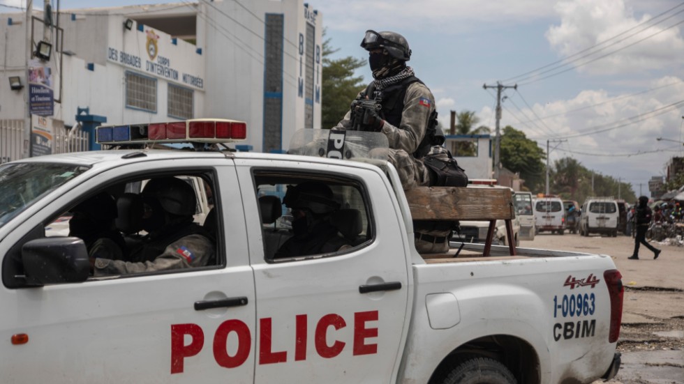 Poliser patrullerar under en insats i norra Port-au-Prince i Haiti i torsdags. Gängvåldet i området har den senaste tiden eskalerat till rena strider.