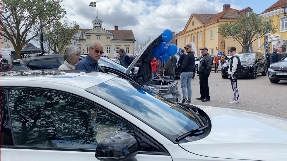 Bilens dag på torget i Vimmerby. Det drar folk, men så är Vimmerby en av både landets och länets mest biltäta kommuner.