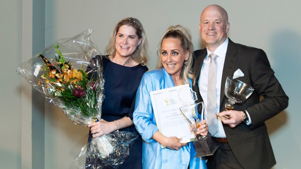 Johanna Lundström från Pireva, Återvinning anytime, flankerad av Lina Hörnemalm och David Öquist från Sunpine som delade ut Årets hållbarhetspris på Piteå business awards.