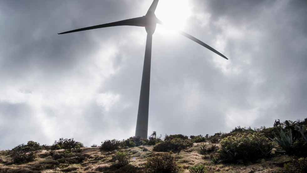 "Om Sveriges och Kalmar läns elektrifiering ska förverkligas snabbt behövs mer landbaserad vindkraft", skriver fem forskare.