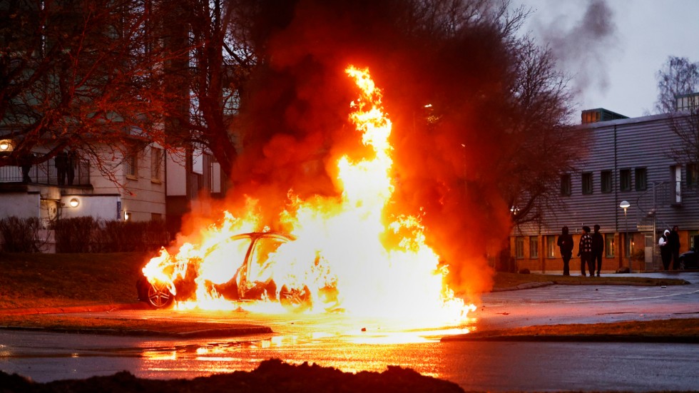 Bilar brann upp i samband med upploppet i stadsdelen Navesta i Norrköping på torsdagskvällen.