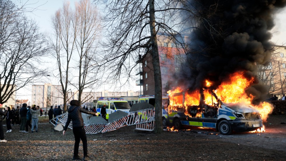 En polisbuss sattes i brand i Sveaparken i Örebro, där Rasmus Paludan, partiledare för det danska högerextrema partiet Stram kurs, hade fått tillstånd för en sammankomst på långfredagen.