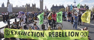 Klimataktivister blockerar Londonbroar