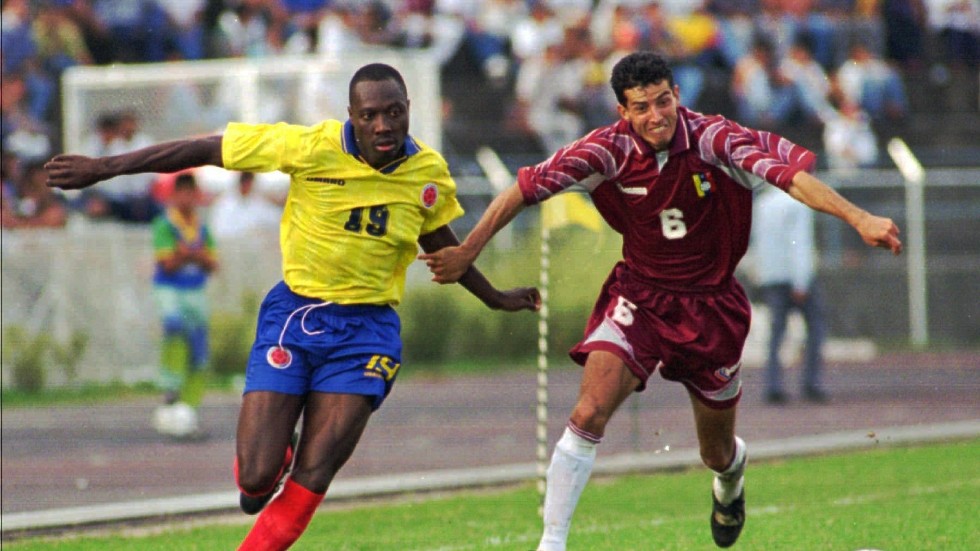 Freddy Rincón, till vänster, i en VM-kvalmatch borta mot Elvis Martinez Venezuela i december 1996. Arkivbild.