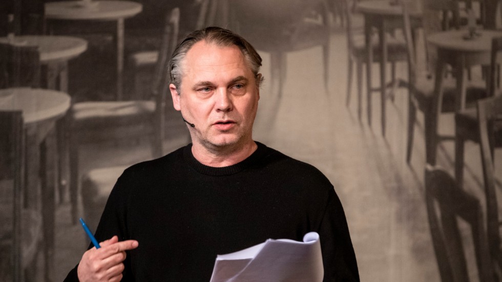 "Vem är möjlig att förlåta? Vi har ett slags oförsonlighet i samhället i dag" säger teaterchefen Mattias Andersson apropå sin egen pjäs "Nordic crime".