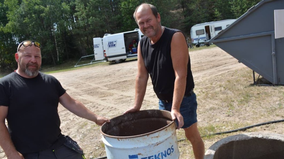 Ulf Karlssojn, t.v och Fredrik johansson vid en av de grillplatser som ska göras i ordning med cementrör som fylls med grus och en tunna för aska intill.
