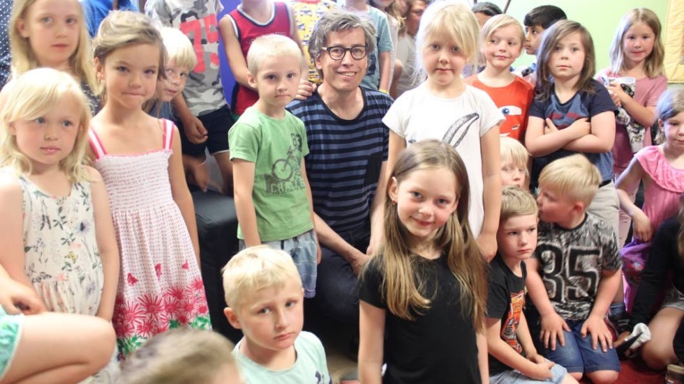 Författaren Magnus Ljunggren tillsammans med förskolebarn från Frödinge, Rumskulla, Storebro och Tuna, som läst hans bok "Den hemska draken."