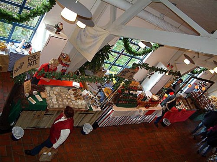 Delar av det matnyttiga utbudet som finns i Astrid Lindgrens Värld under den pågående julmarknaden. Foto: Annica Högberg