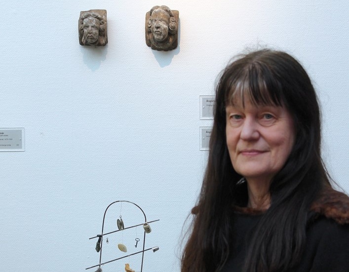 Marie Länne Persson bredvid sin installation "Herr Peder och hans syster", på Östergötlands museum. Foto: Anders Lindkvist.