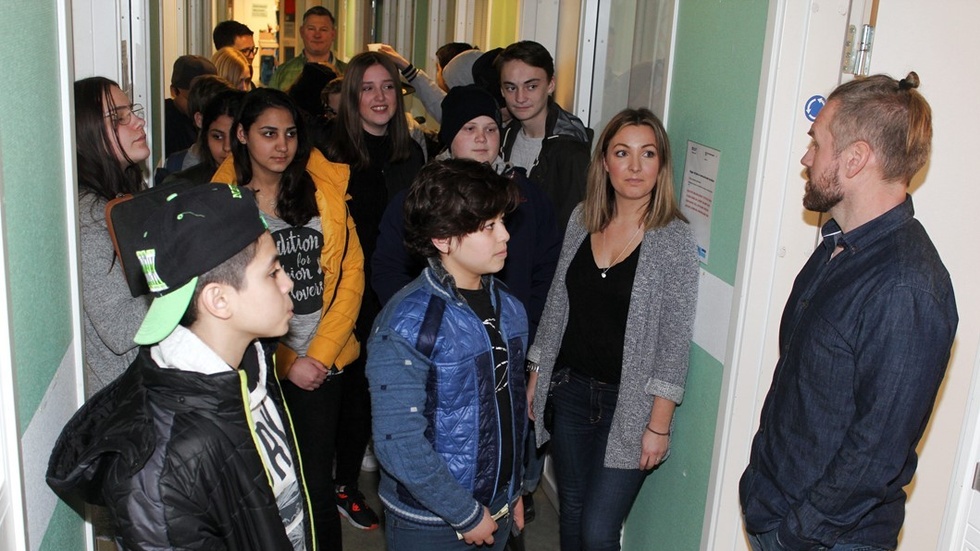 I en av korridorerna träffade eleverna, deras lärare och guiderna på barn- och utbildningschef Per Theorin. Foto: Charlotte Madestam