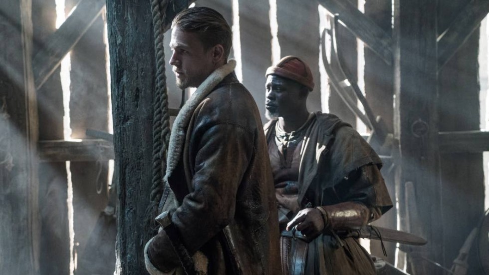 Charlie Hunnam som Arthur och Djimon Hounsou som Bedivere i Guy Ritchies misslyckade "King Arthur - Legend of the sword".