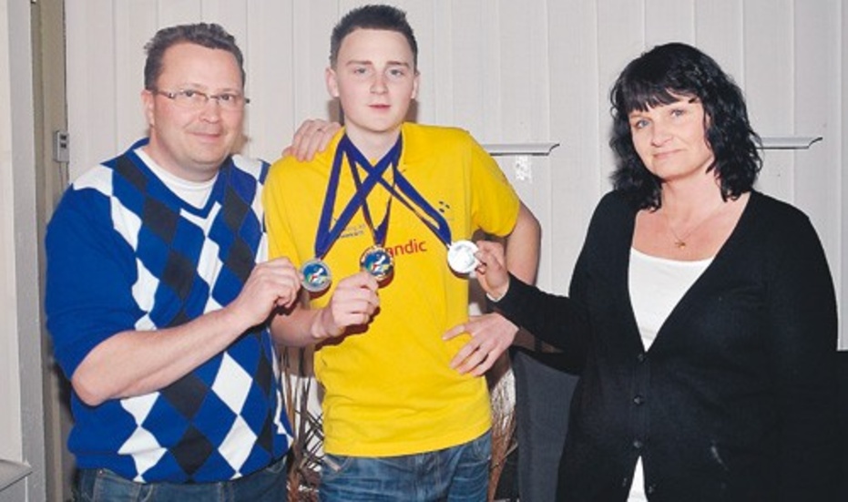 Jesper Svensson kom hem till Vimmerby på måndagskvällen. Med sig hade han tre JEM-medaljer. Här ses han tillsammans med pappa Patrik Svensson och mamma Christine Petersson.