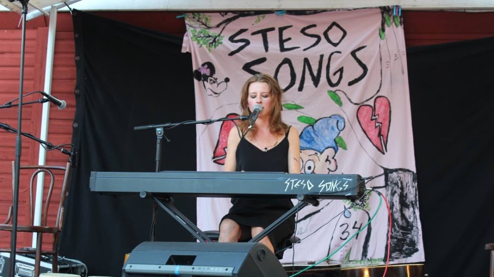 Bakom artistnamnet Steso Songs hittar man Karolina Stenström från Hultsfred.
