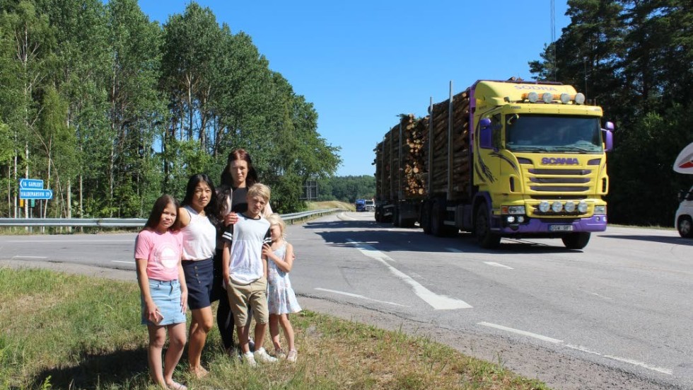Vid E22 står från vänster Elisabet Johansson med dottern Isabelle Regnell och Lina Forsman med barnen Hannes och Minnah.