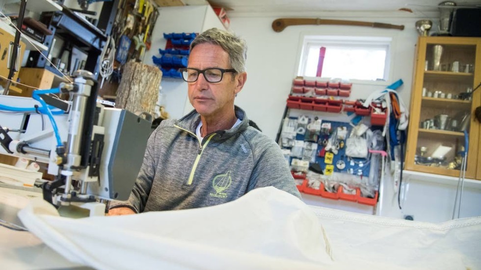 Peter Salomonsson lagar och servar segel i sin verkstad. Att vara egen företagare har många fördelar, tycker han.