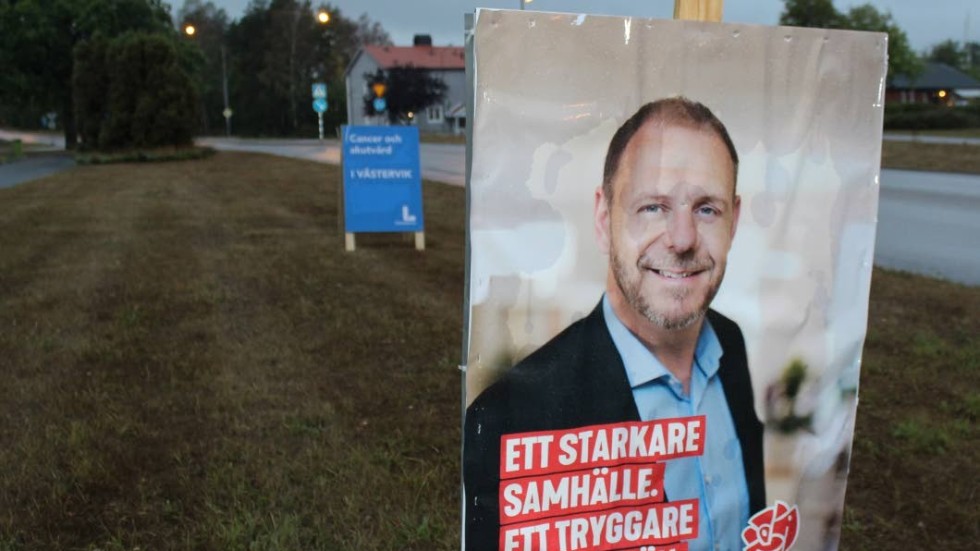 På Breviksvägen i Västervik har flera av Socialdemokraternas affischer blivit nedklottrade.