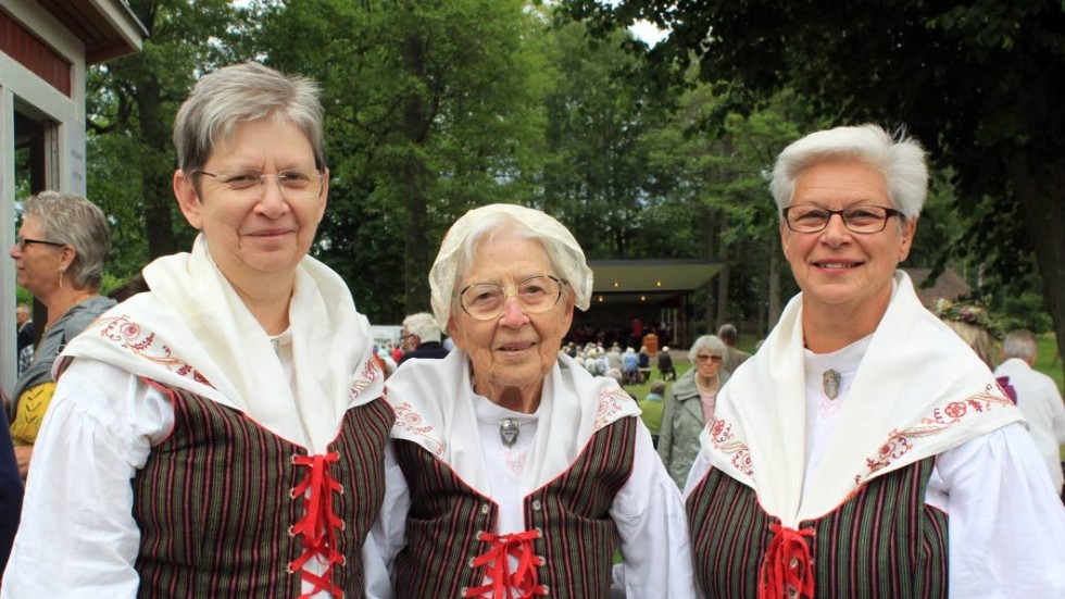 Elsa Antonsson, i mitten, under förra årets midsommarfirande i Brunnsparken i Södra Vi, flankerad av döttrarna Wiola Kristensson och Margaretha Samuelsson Dufmats.