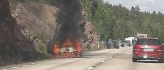 Bil i brand – riksväg 40 stängdes av